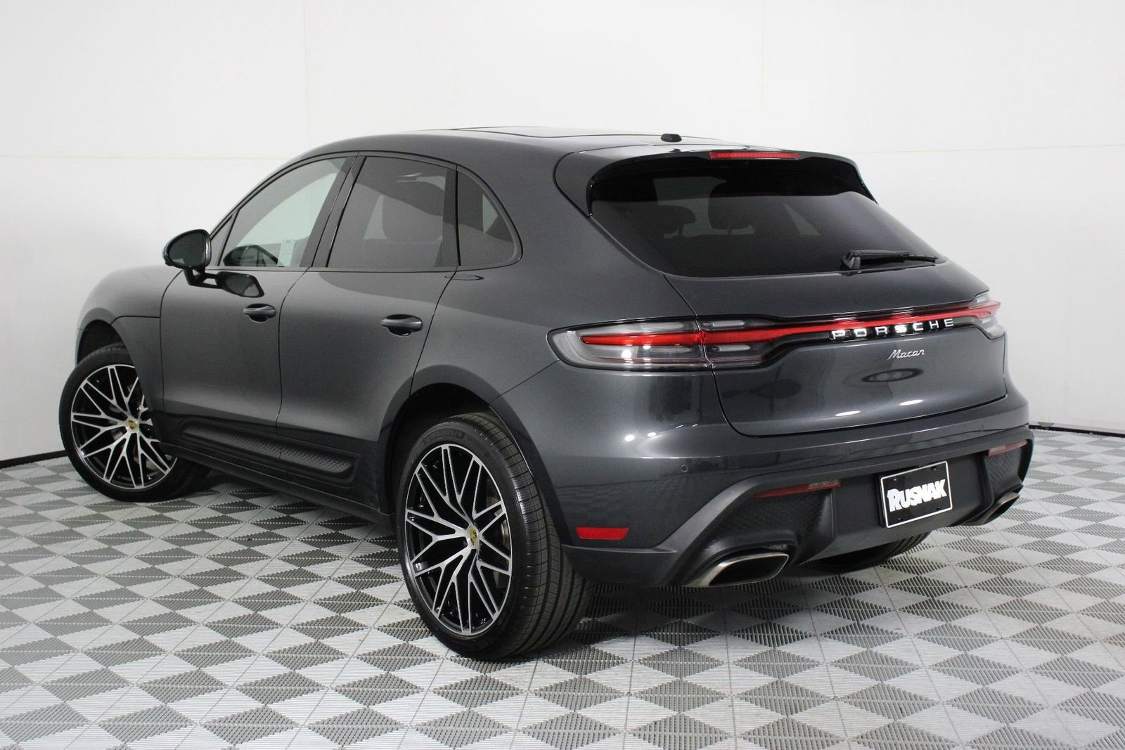 Certified 2025 Porsche Macan AWD/4WD image 3