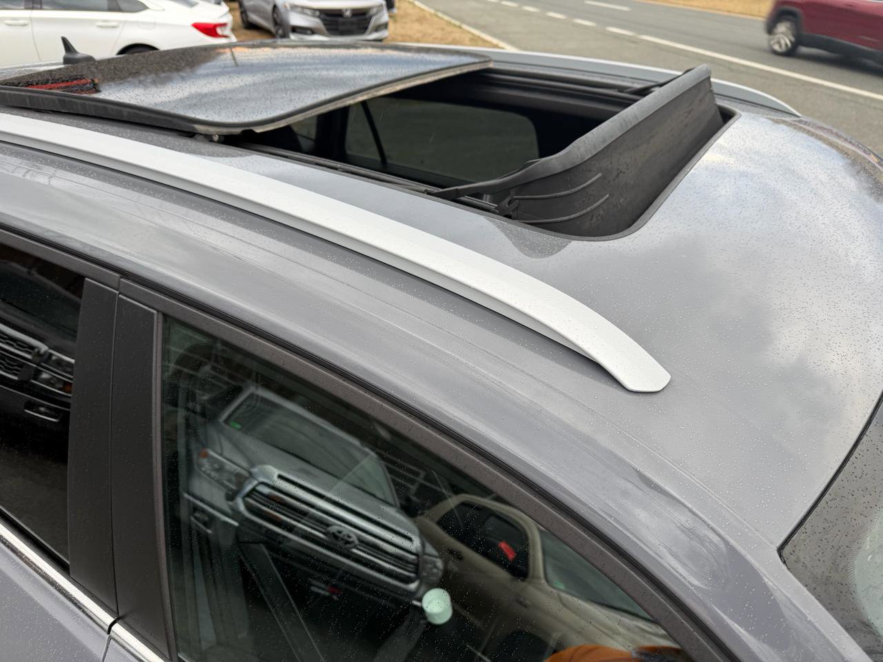 Used 2021 Volkswagen Atlas Cross Sport SE w/ Panoramic Sunroof Package FWD image 9