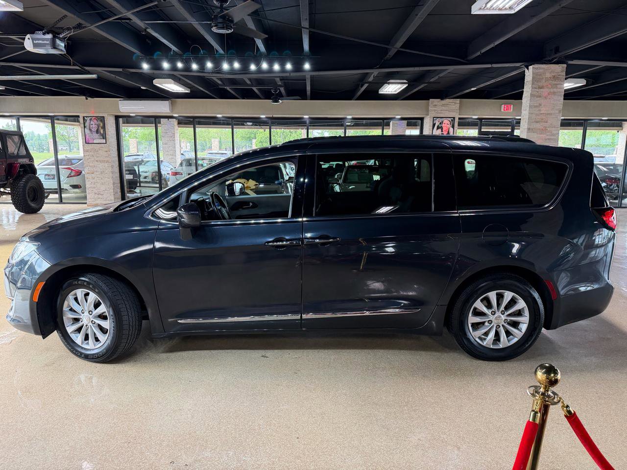 Used 2019 Chrysler Pacifica Touring-L image 4
