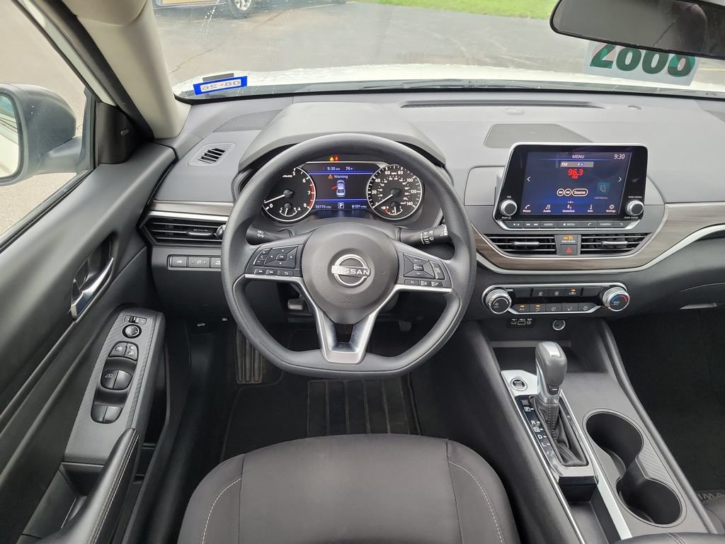 Used 2025 Nissan Altima 2.5 SV FWD image 12