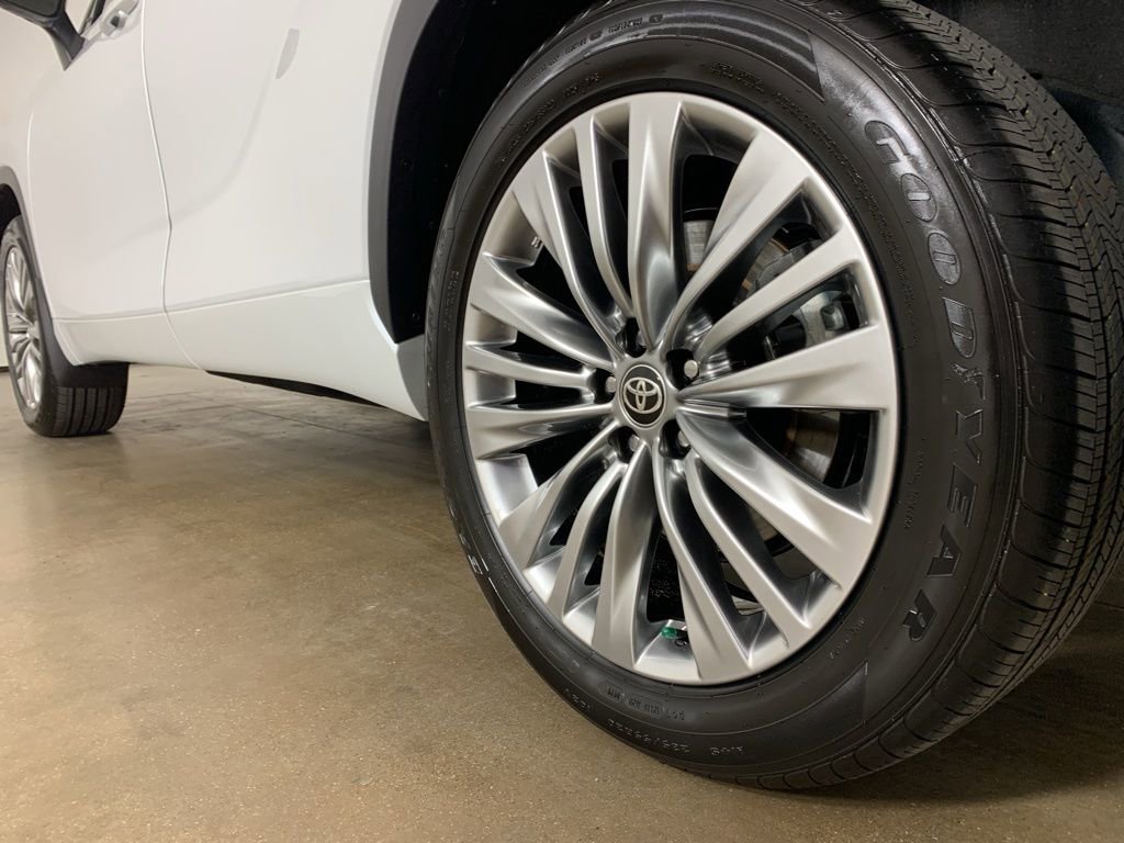 Used 2026 Toyota Highlander Limited image 17