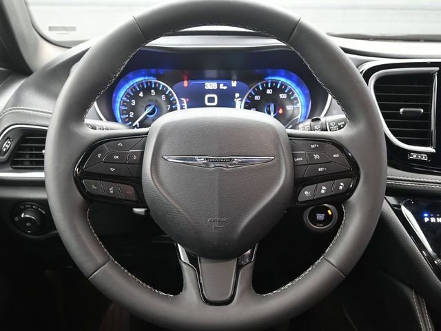 Used 2025 Chrysler Pacifica Limited image 23