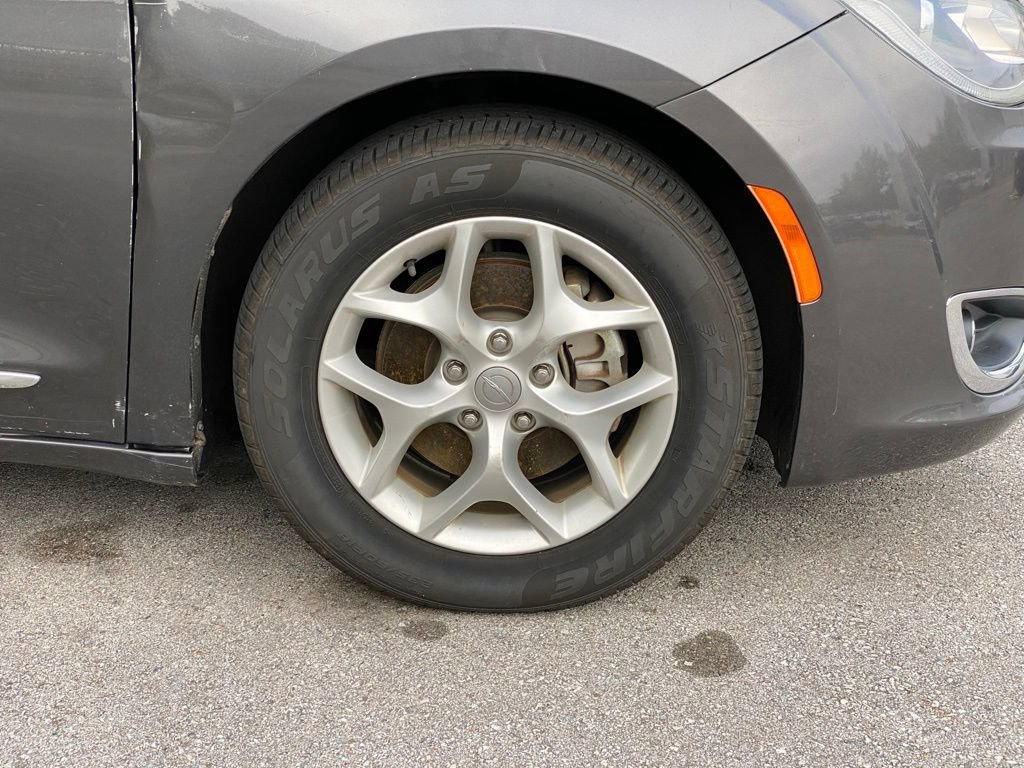 Used 2017 Chrysler Pacifica Touring-L w/ Tire & Wheel Group FWD image 6