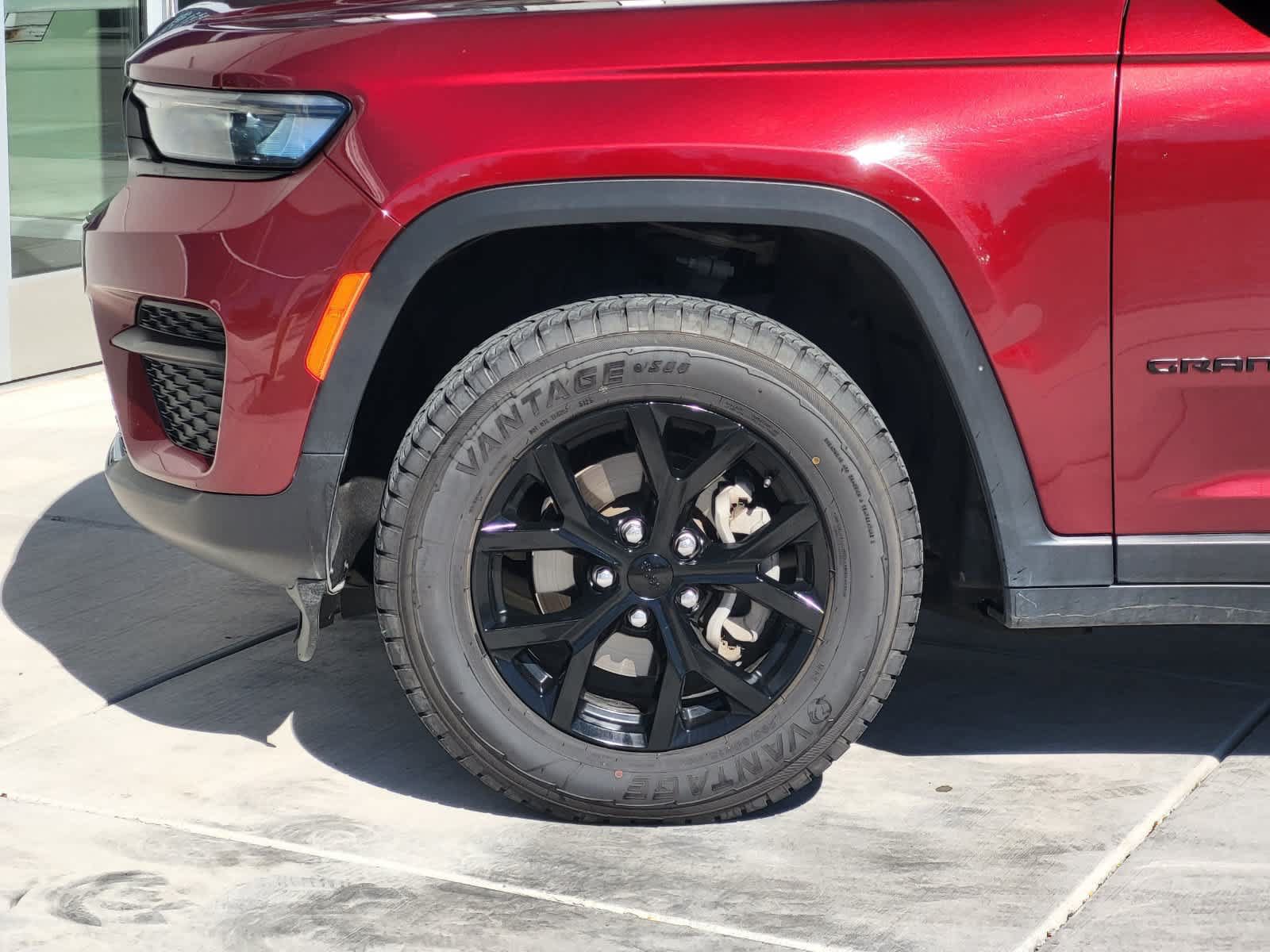 Used 2024 Jeep Grand Cherokee Altitude AWD/4WD image 8