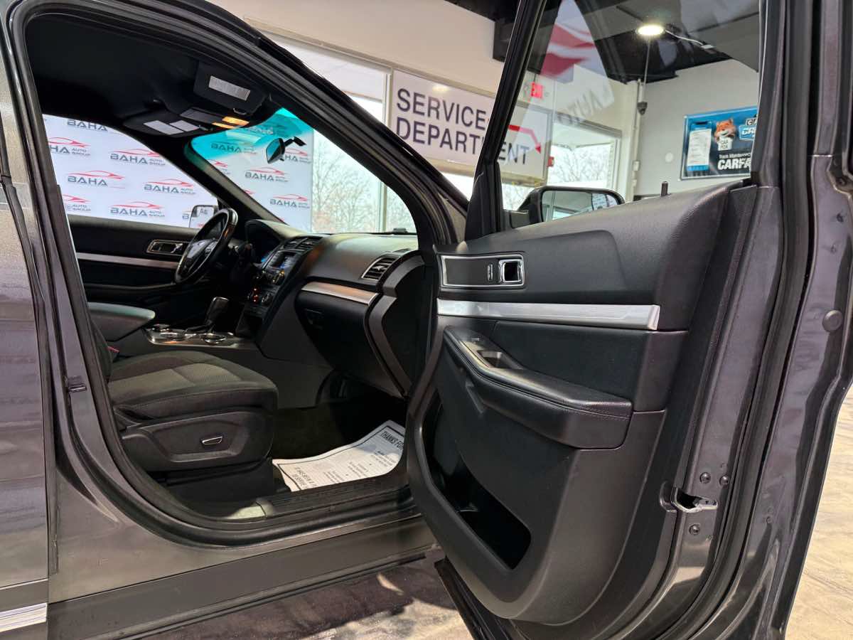 Used 2017 Ford Explorer XLT AWD/4WD image 40