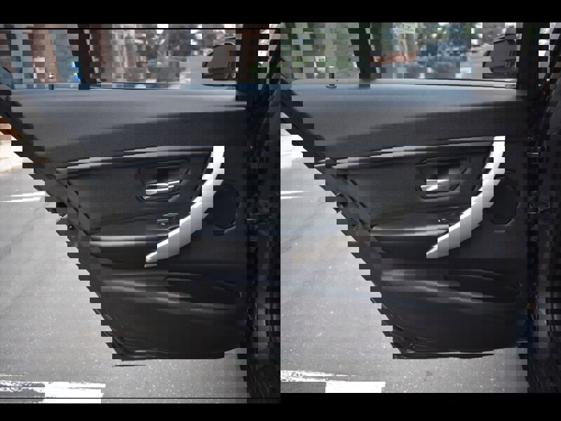 Used 2016 BMW 320i Sedan w/ Sport Package image 22