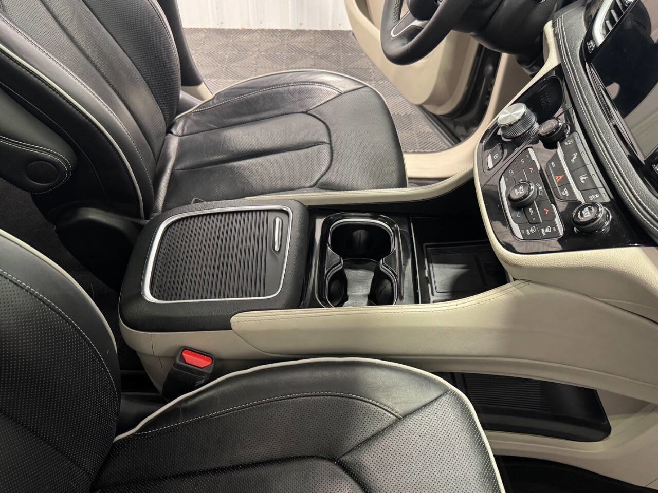 Used 2023 Chrysler Pacifica Limited FWD image 24