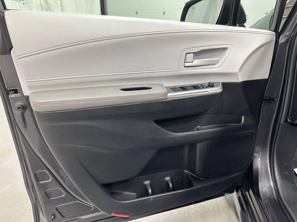 Used 2025 Toyota Sienna LE image 8