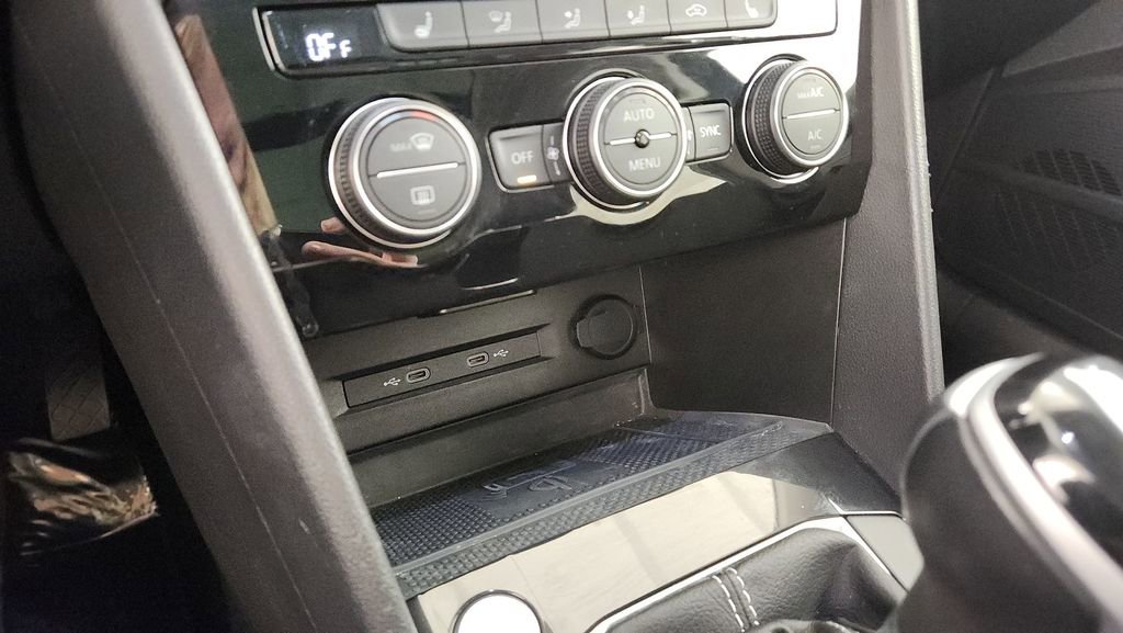 Used 2024 Volkswagen Taos SE w/ Panoramic Sunroof Package image 17