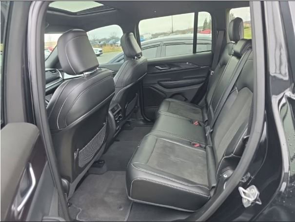 Used 2023 Jeep Grand Cherokee Altitude image 14