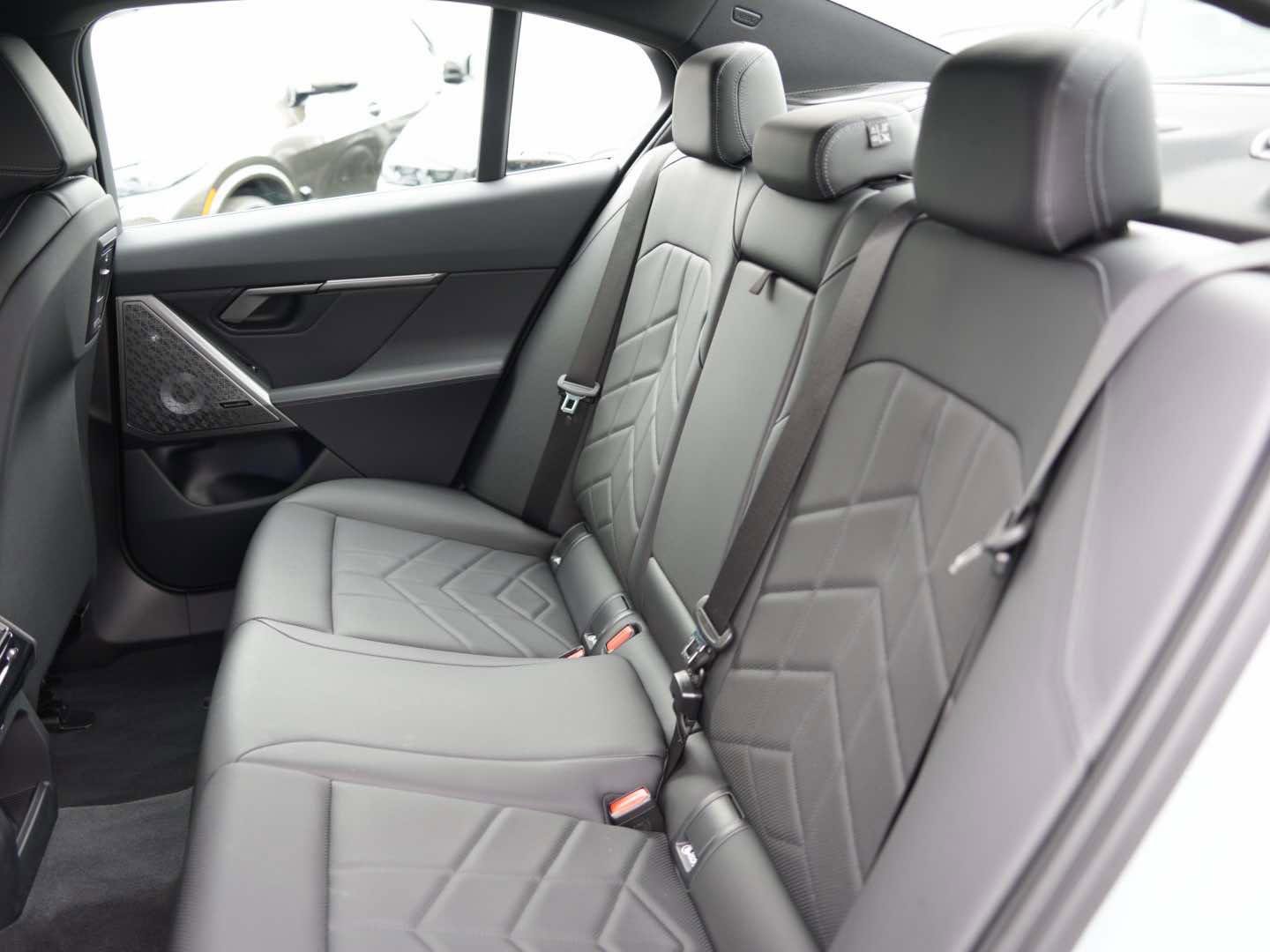 Used 2025 BMW i5 eDrive40i w/ M Sport Package image 11