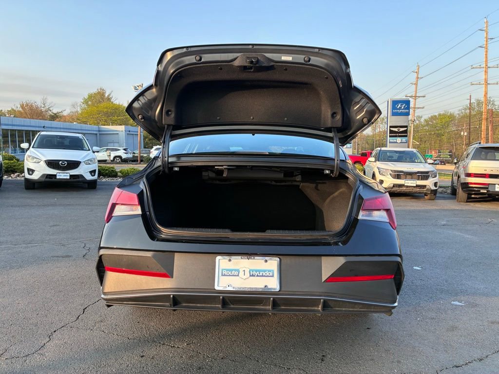 Used 2024 Hyundai Elantra SE FWD image 11