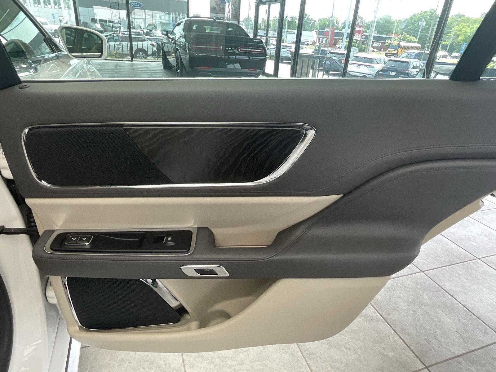 Used 2019 Lincoln Continental Select w/ Continental Climate Package AWD/4WD image 17
