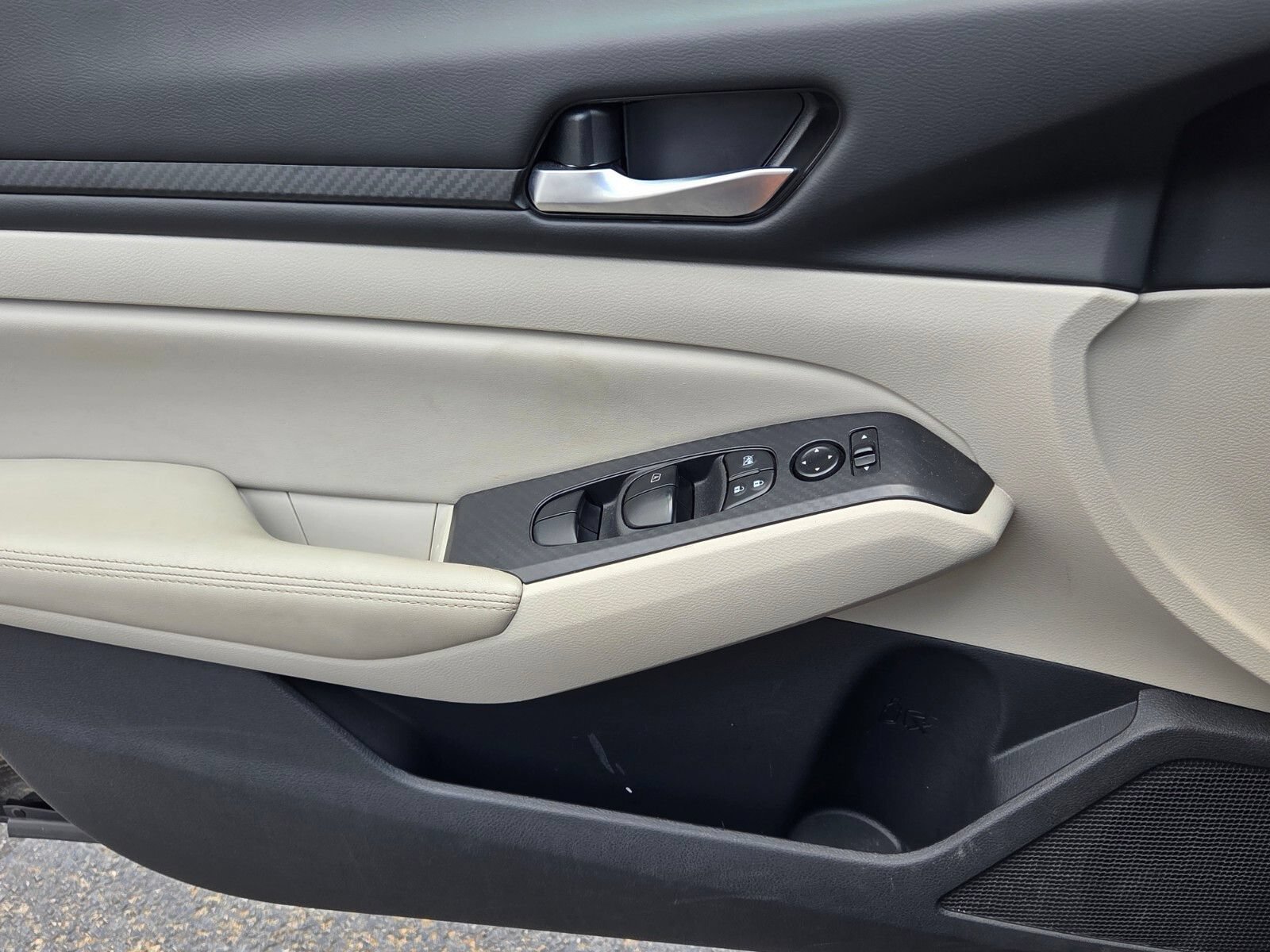 Used 2025 Nissan Altima 2.5 SV FWD image 28