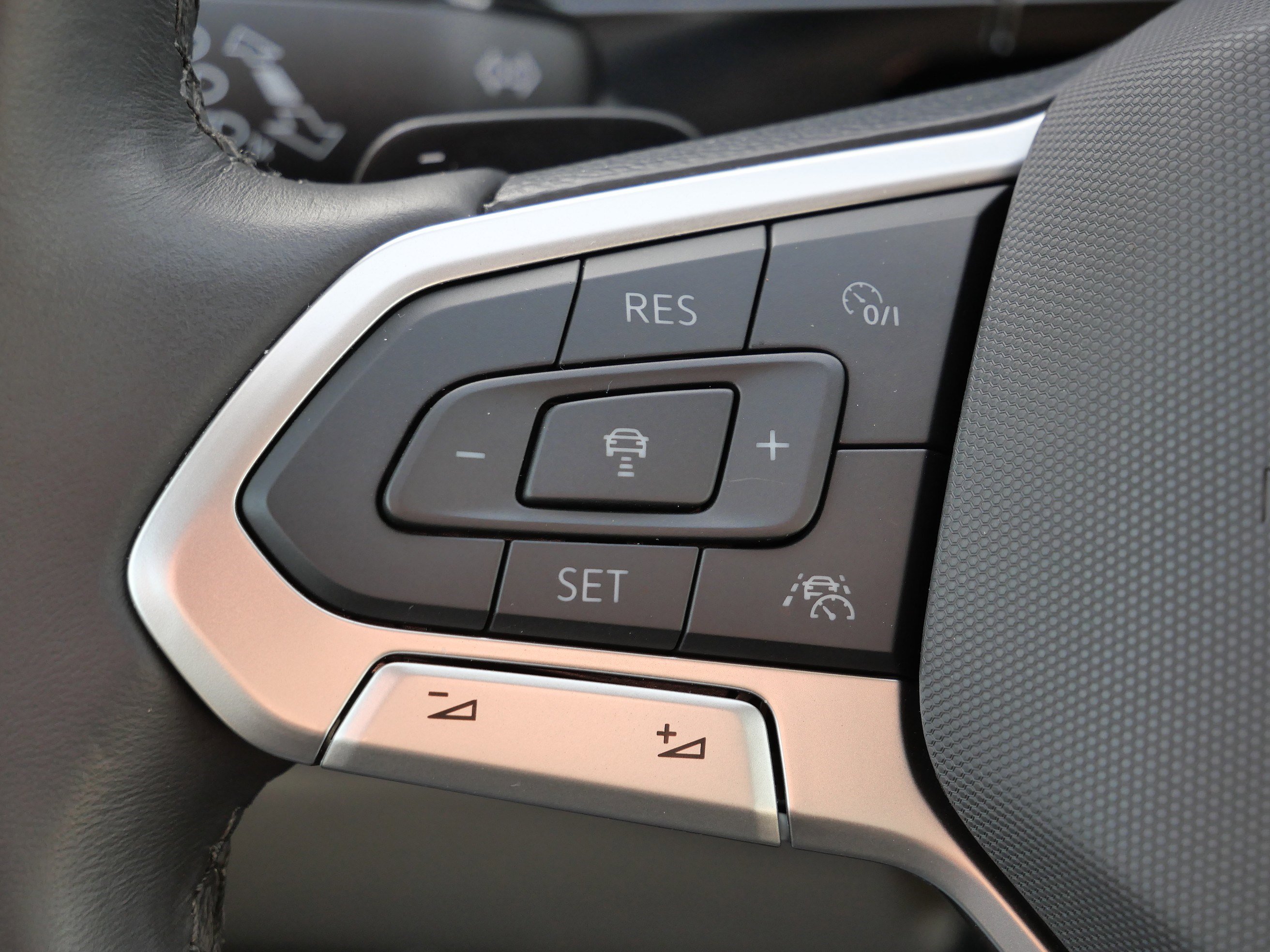 Certified 2024 Volkswagen Atlas SEL Premium R-Line image 32