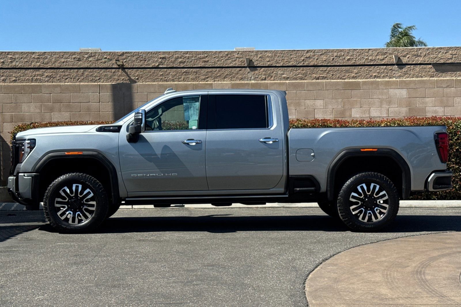Certified 2025 GMC Sierra 2500 Denali Ultimate AWD/4WD image 7