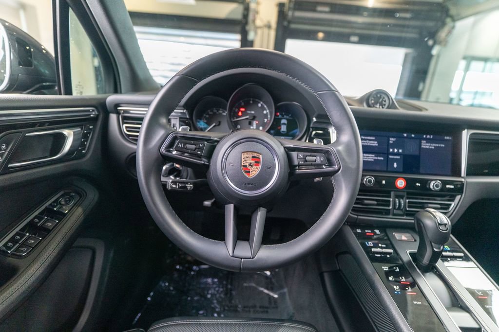Certified 2025 Porsche Macan AWD/4WD image 32