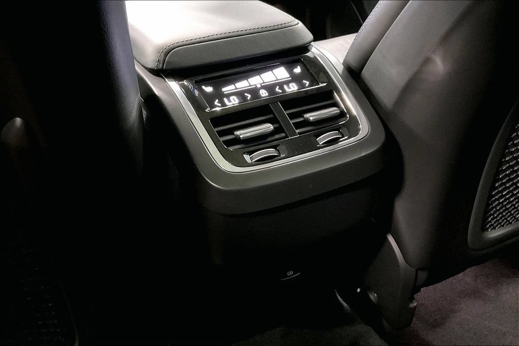 Certified 2023 Volvo XC60 B6 Ultimate w/ Climate Package AWD/4WD image 11