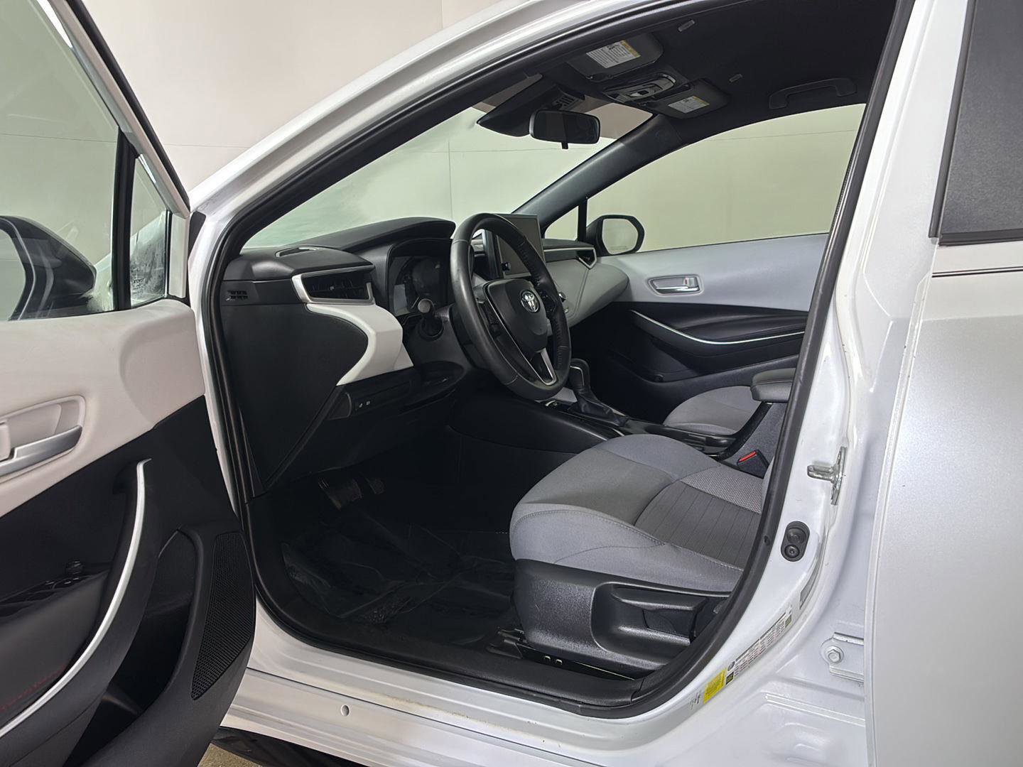 Used 2024 Toyota Corolla SE FWD image 2