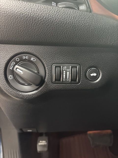 Used 2020 Dodge Challenger SXT RWD image 23