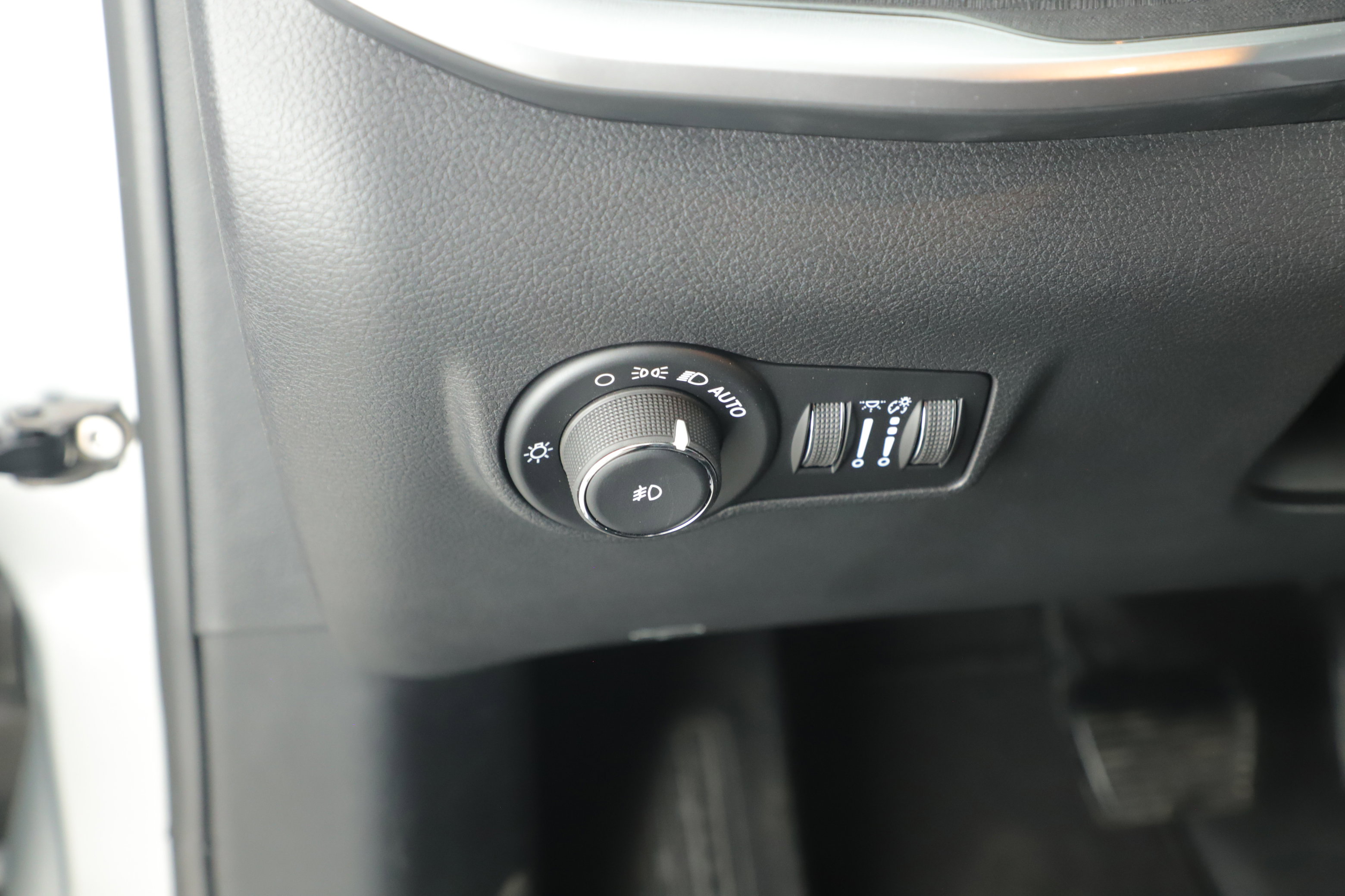 New 2026 Jeep Compass Latitude image 13