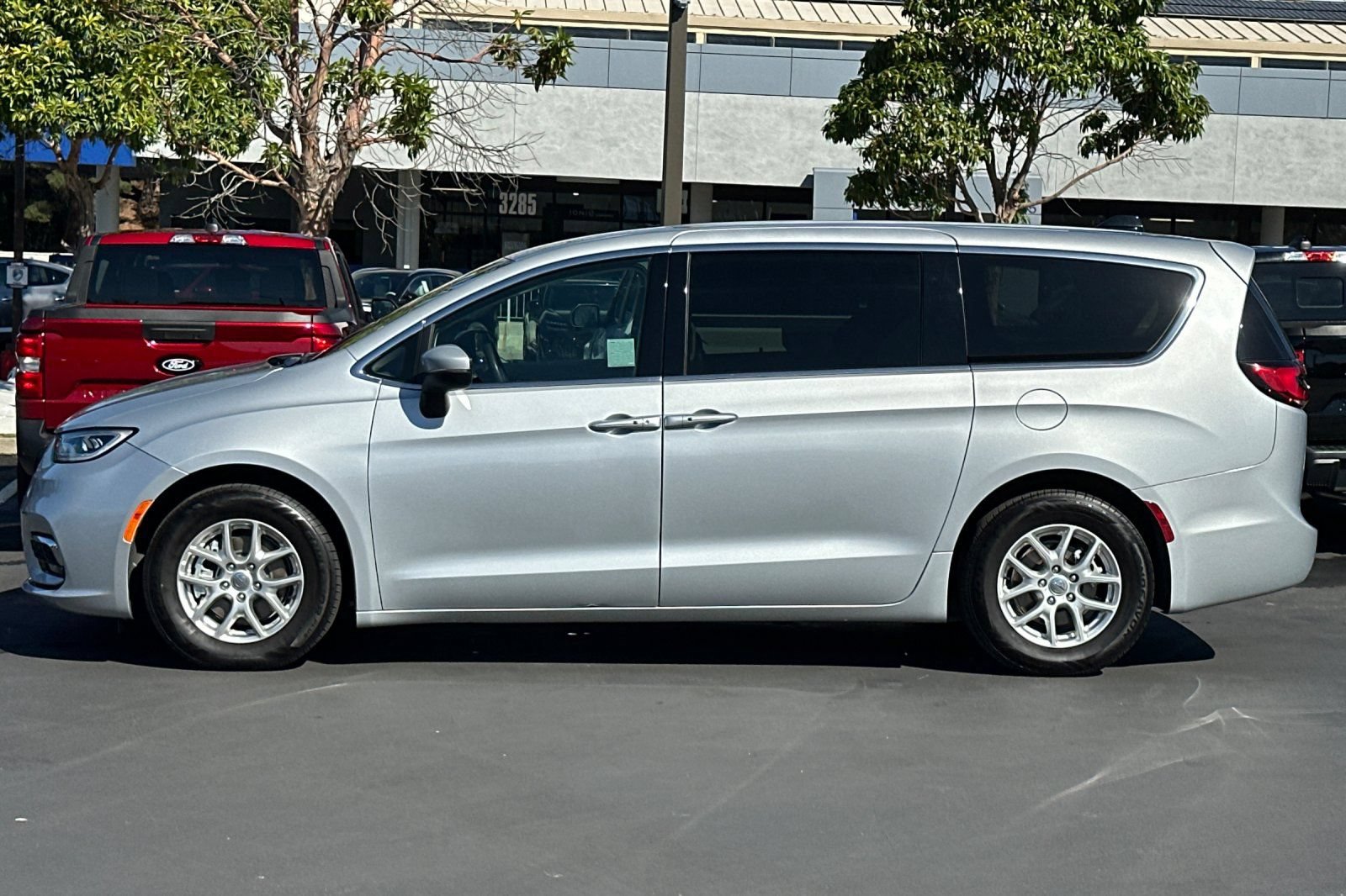 Certified 2023 Chrysler Pacifica Touring-L FWD image 8