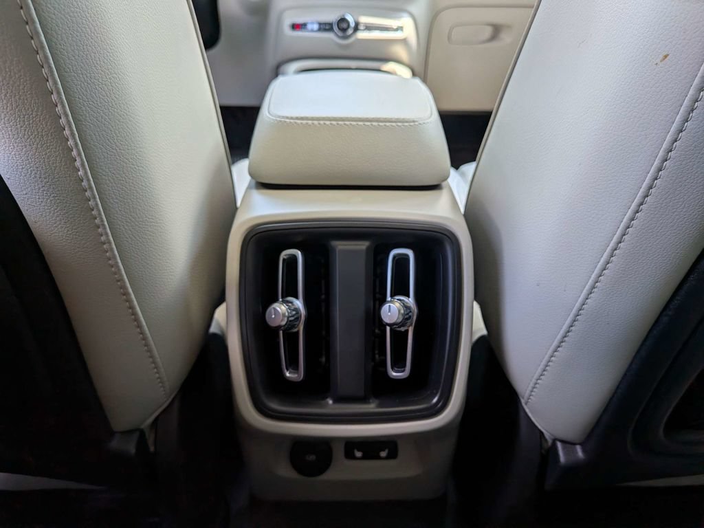 Certified 2023 Volvo XC40 B5 Ultimate w/ Climate Package AWD/4WD image 18