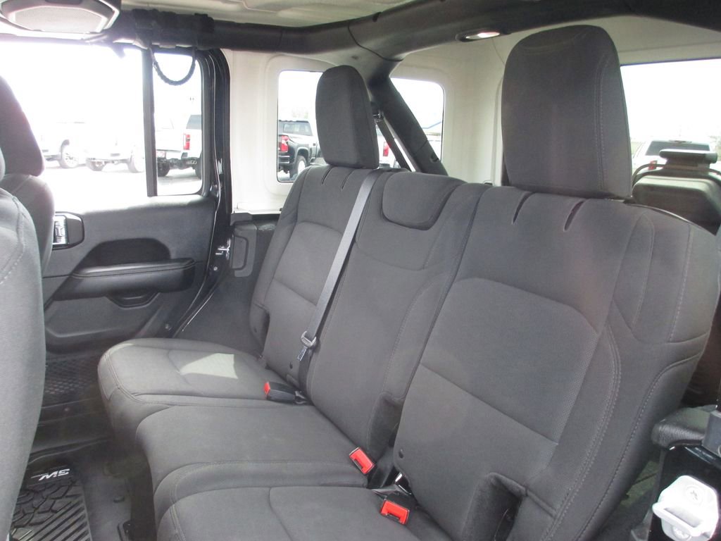 Used 2018 Jeep Wrangler Unlimited Sahara w/ Cold Weather Group image 17