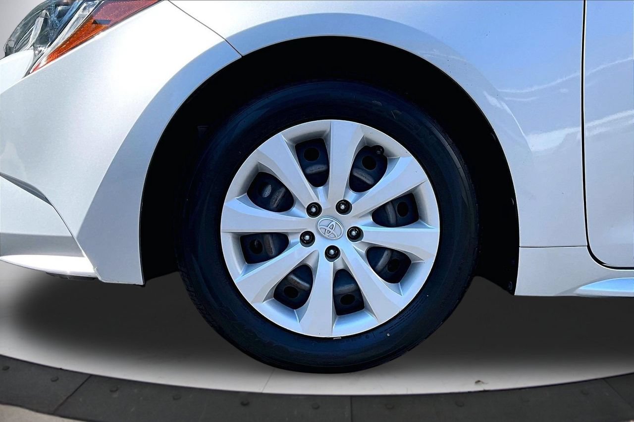 Used 2022 Toyota Corolla LE FWD image 29
