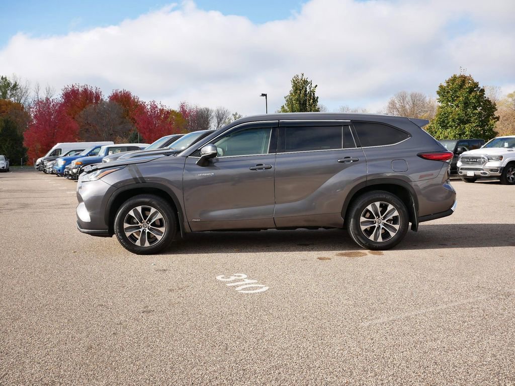 Used 2020 Toyota Highlander XLE image 2