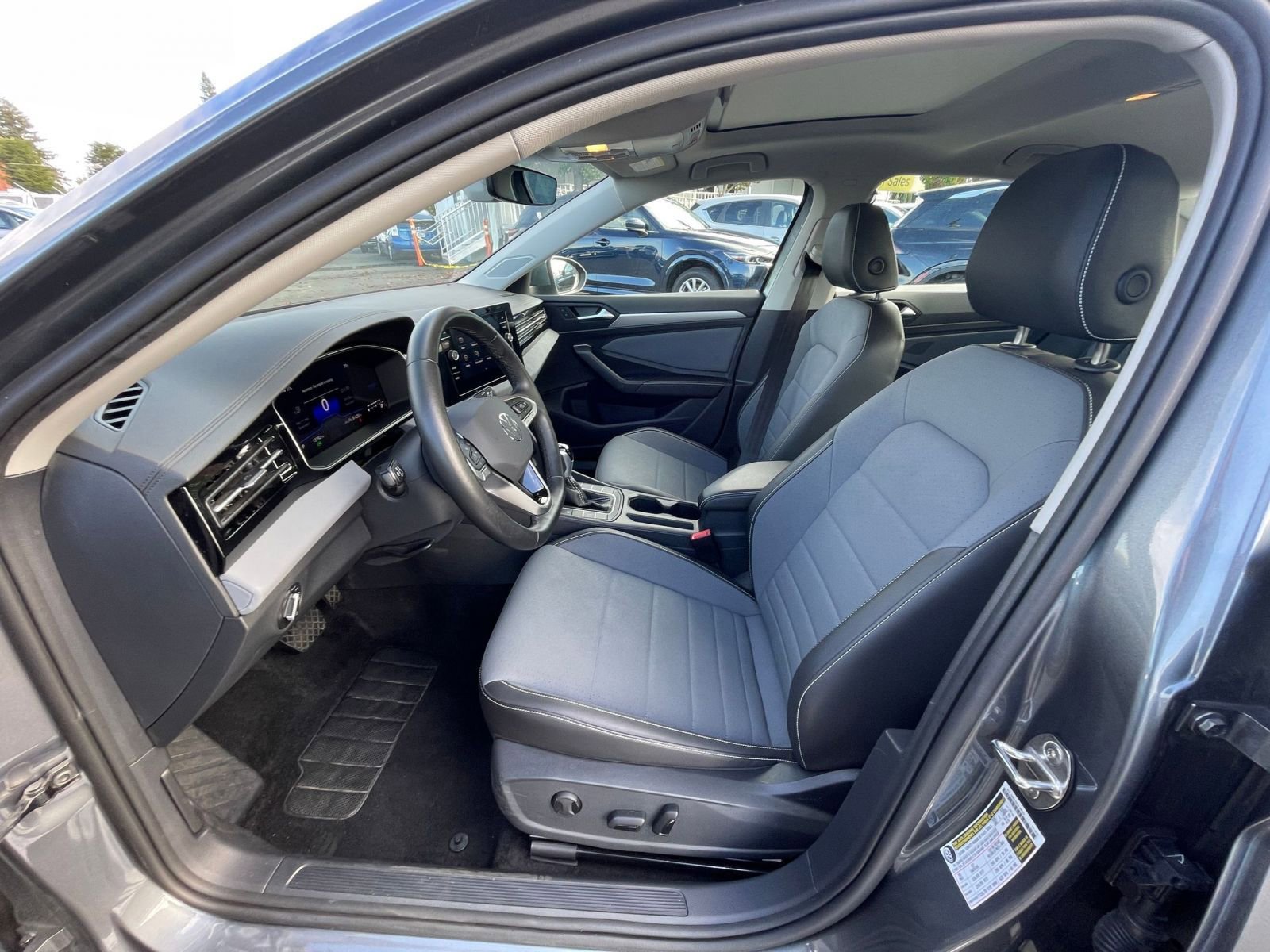 Used 2025 Volkswagen Jetta SE image 21