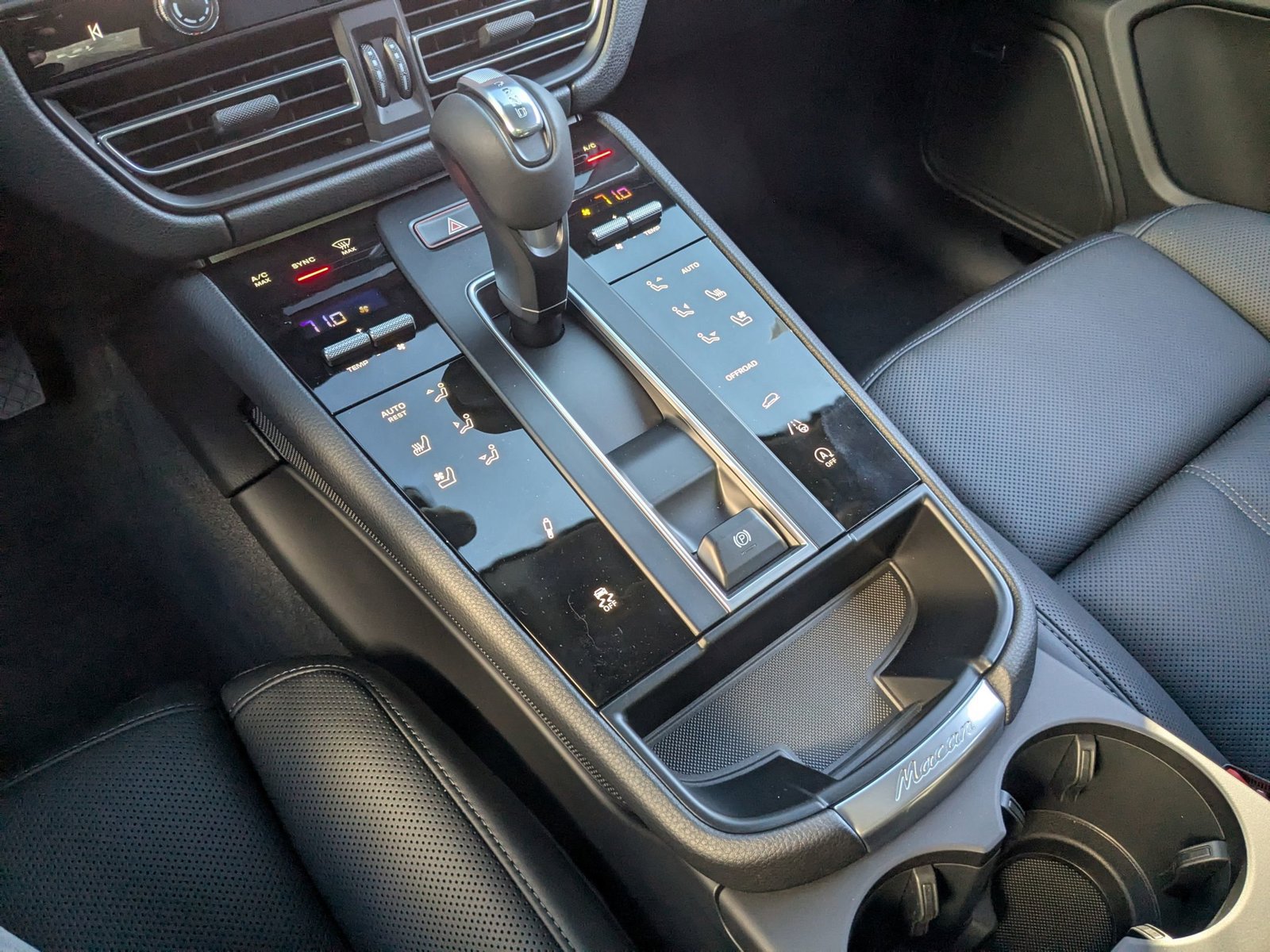 New 2026 Porsche Macan Turbo AWD/4WD image 21