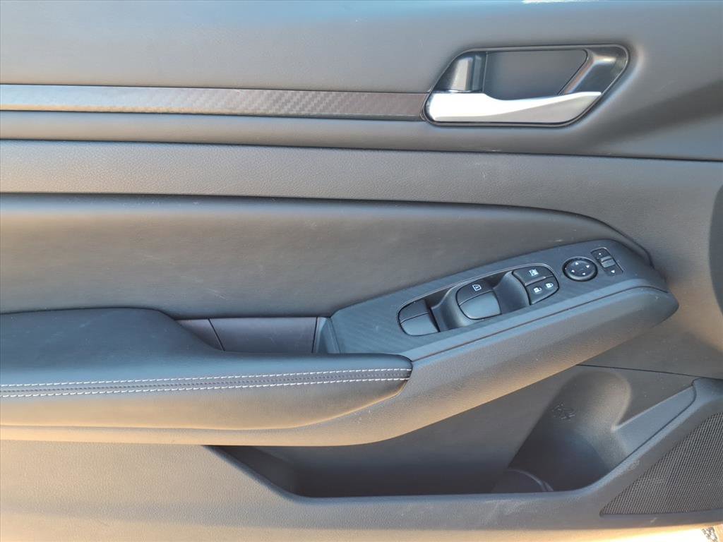 Used 2025 Nissan Altima 2.5 SV image 14