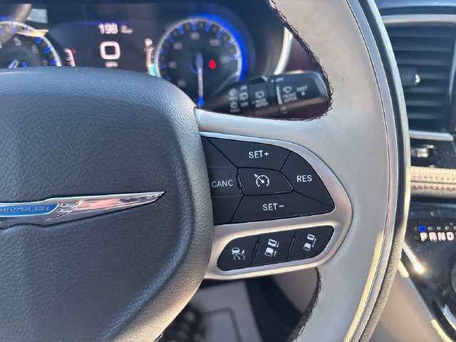 Used 2017 Chrysler Pacifica Limited FWD image 12