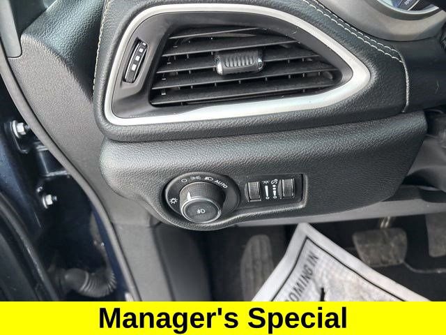 Used 2024 Chrysler Pacifica Touring image 19