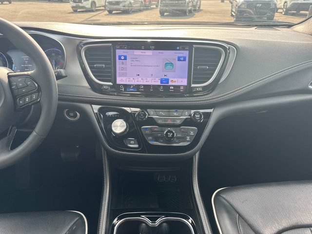 Used 2025 Chrysler Pacifica Limited FWD image 22