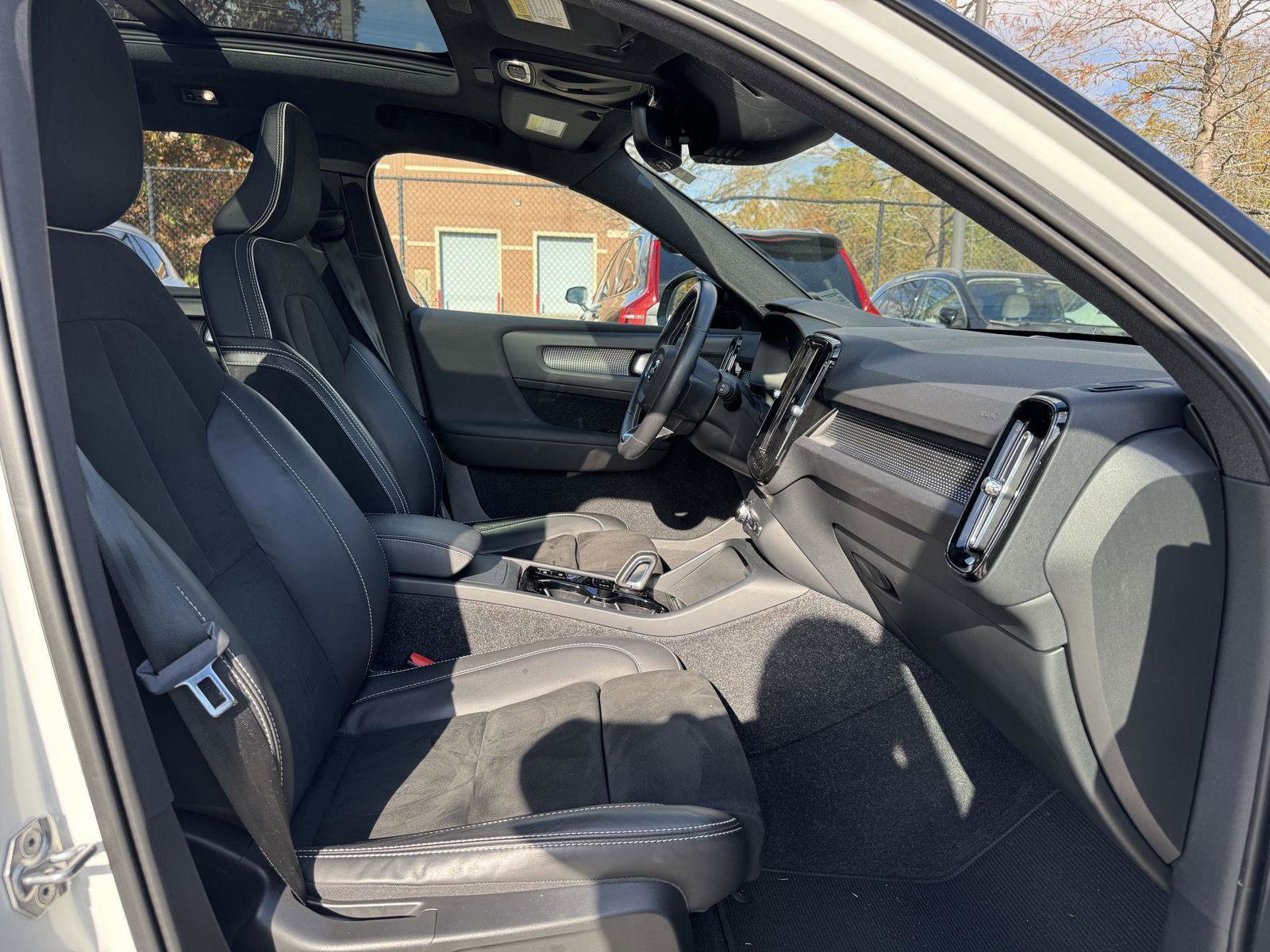 Used 2021 Volvo XC40 T5 R-Design w/ Advanced Package image 31