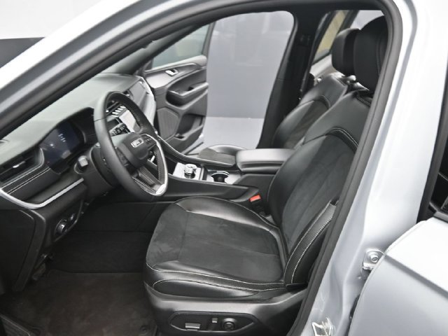 Used 2024 Jeep Grand Cherokee L Laredo AWD/4WD image 10