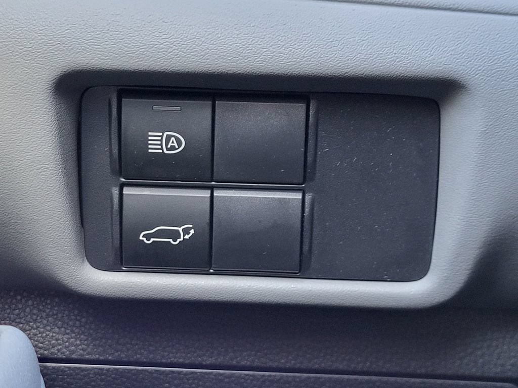 Used 2021 Toyota Highlander LE AWD/4WD image 13