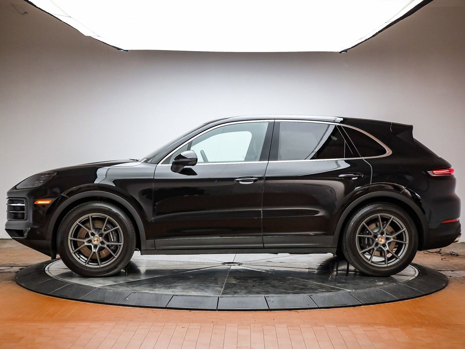 Certified 2025 Porsche Cayenne image 2