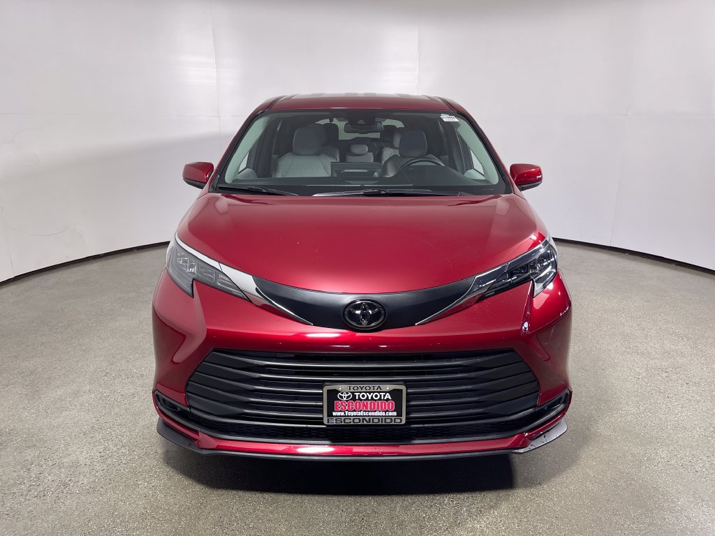 New 2026 Toyota Sienna LE FWD image 8