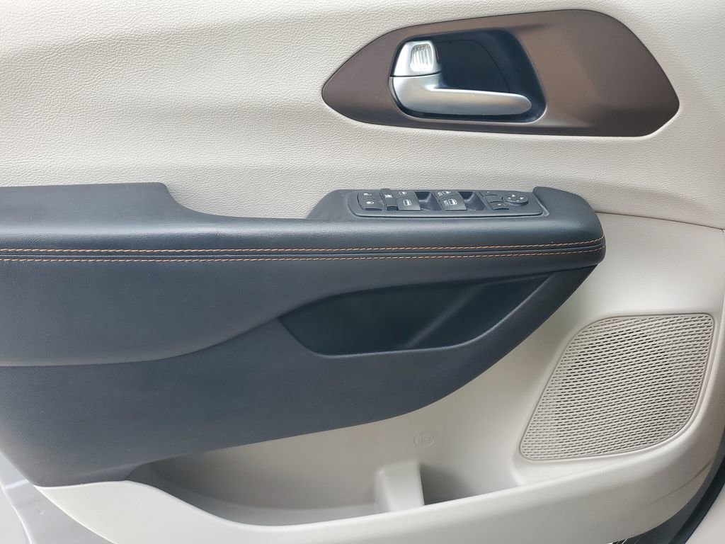 Used 2017 Chrysler Pacifica Touring-L w/ Tire & Wheel Group image 22