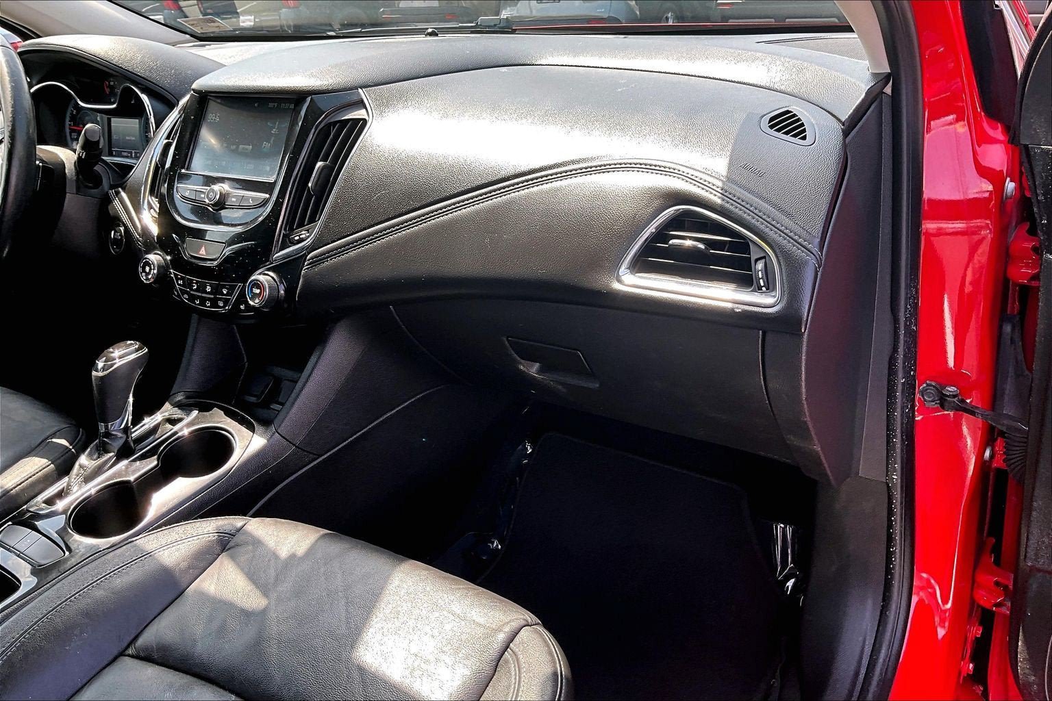 Used 2018 Chevrolet Cruze Premier FWD image 15