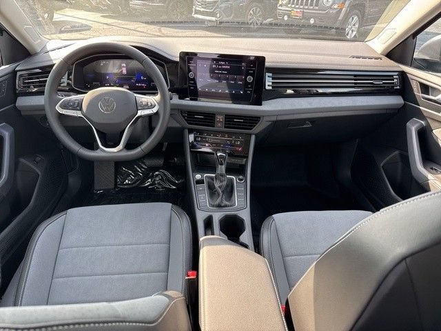 Used 2025 Volkswagen Jetta SE FWD image 9