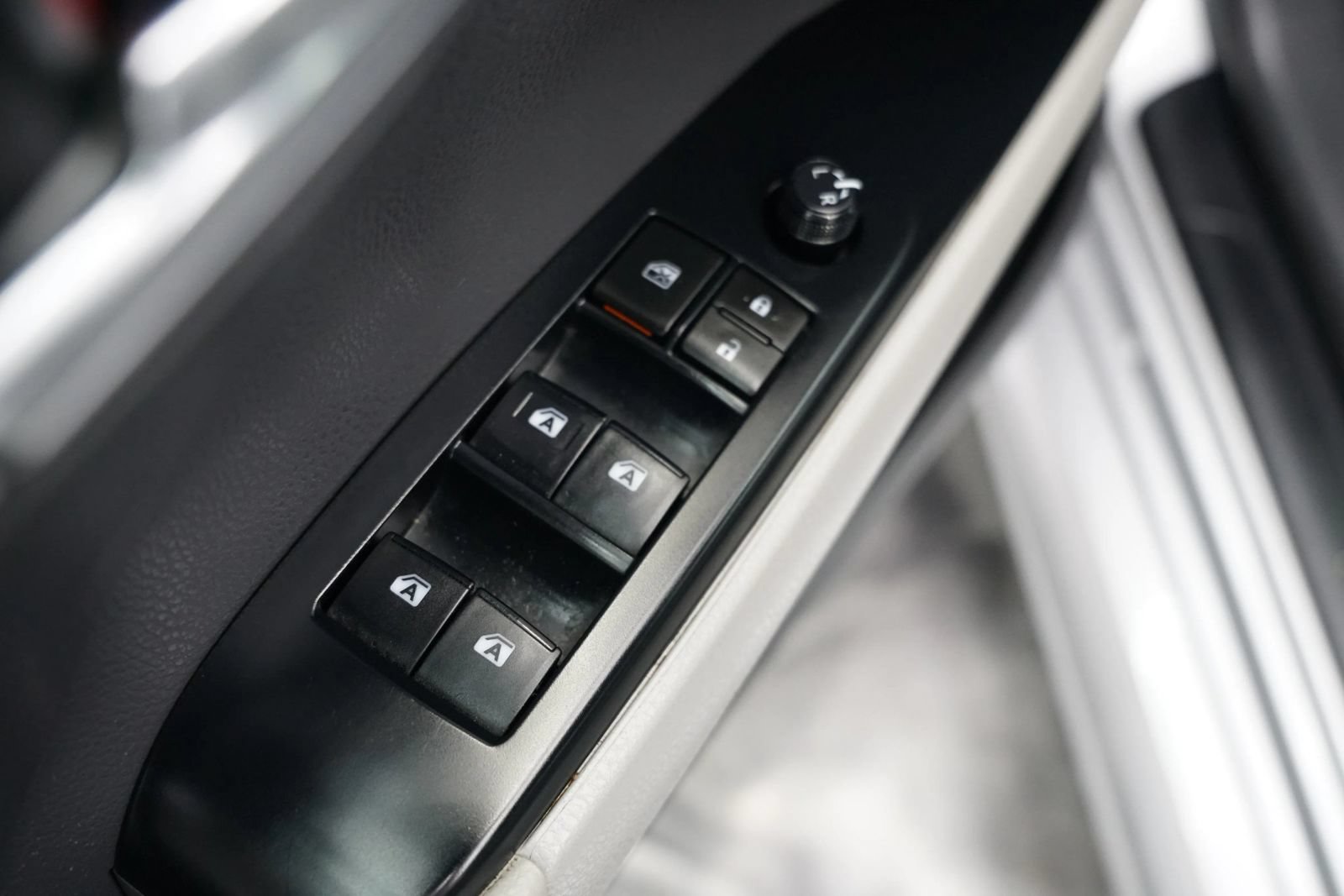 Used 2020 Toyota Camry SE FWD image 17