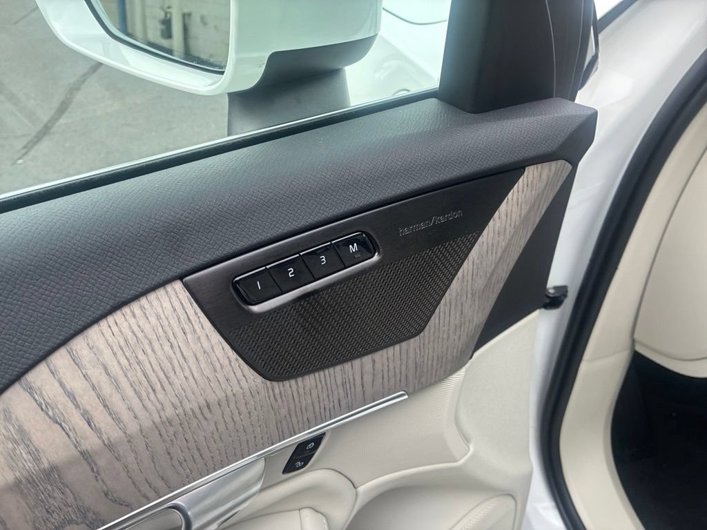 Used 2024 Volvo XC90 T8 Plus w/ Protection Package Premier AWD/4WD image 13