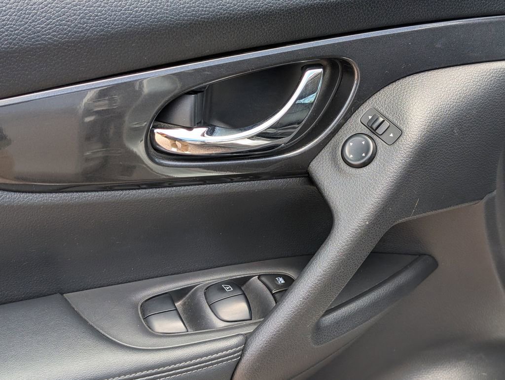 Used 2018 Nissan Rogue S image 21