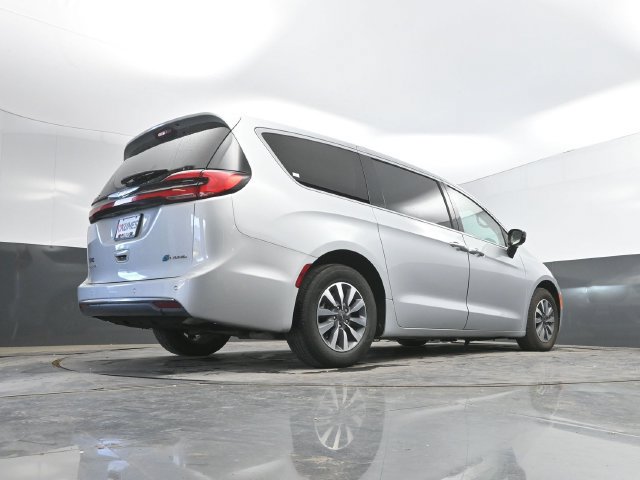 Used 2024 Chrysler Pacifica Limited FWD image 44