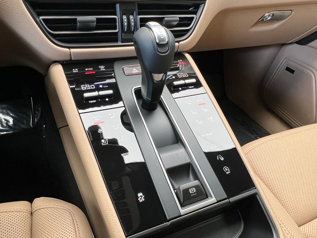 Used 2026 Porsche Macan AWD/4WD image 11