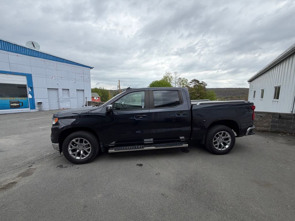 Used 2023 Chevrolet Silverado 1500 LT AWD/4WD image 2